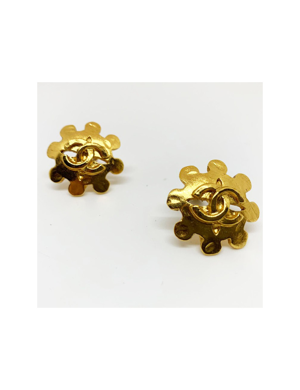 CHANEL Vintage golden Clip-on Earrings - Certified pre-owned luxury.