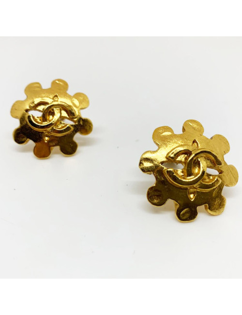 CHANEL Vintage golden Clip-on Earrings - Certified pre-owned luxury.