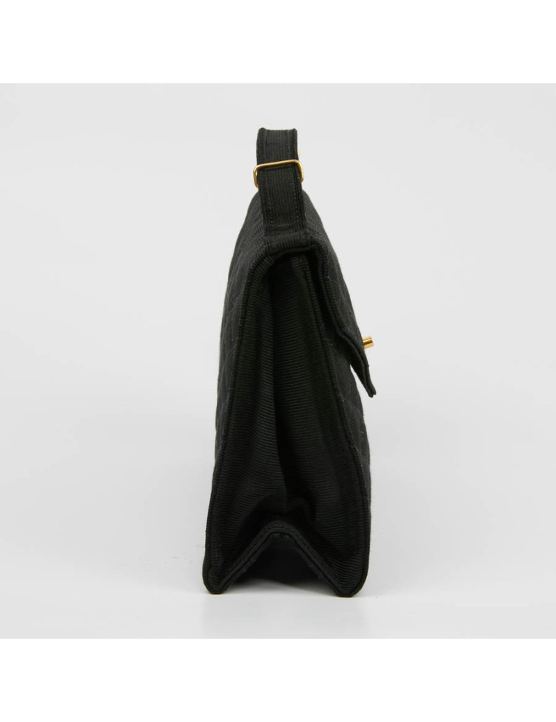 Sac pochette CHANEL en tissu noir matelassé