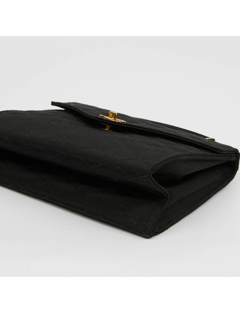 Sac pochette CHANEL en tissu noir matelassé