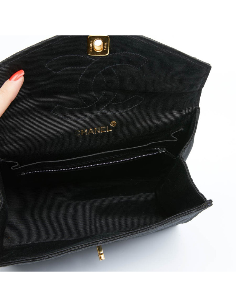 Sac pochette CHANEL en tissu noir matelassé