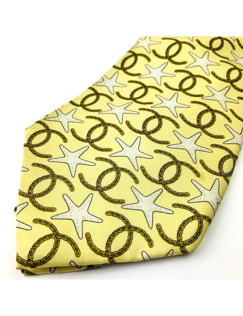 Cravate CHANEL jaune etoiles de mer et CC