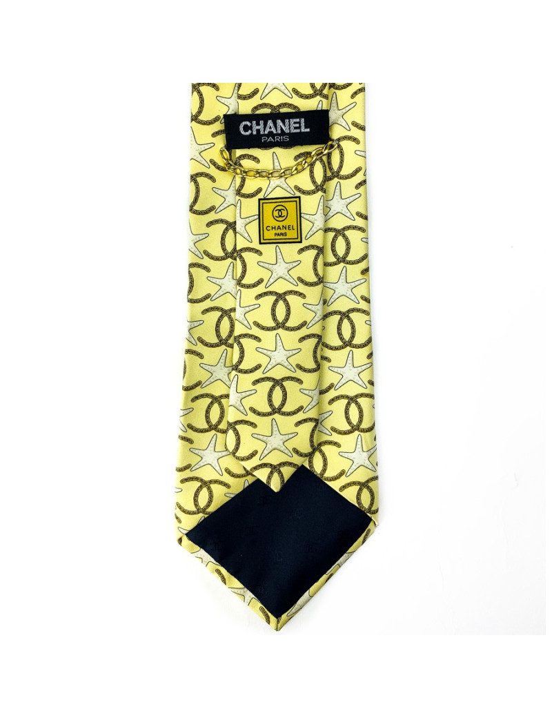 Cravate CHANEL jaune etoiles de mer et CC