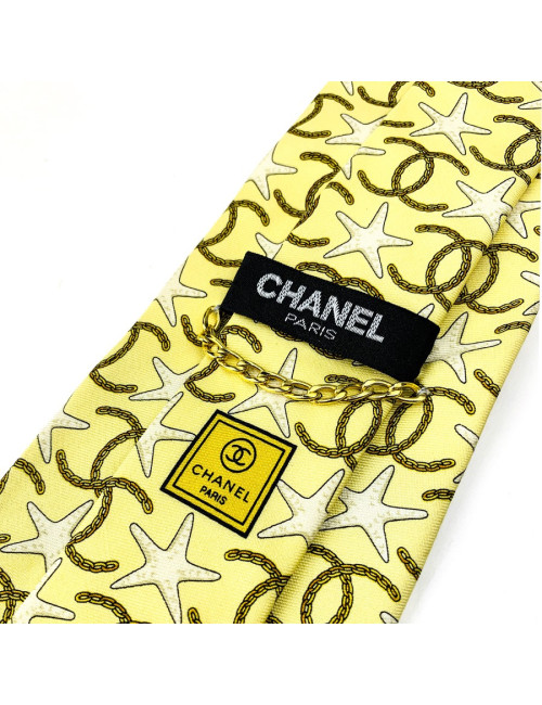 Cravate CHANEL jaune etoiles de mer et CC
