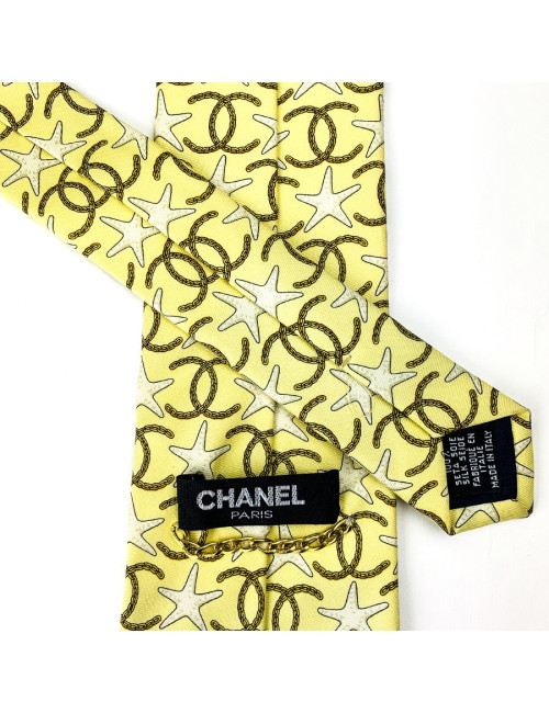 Cravate CHANEL jaune etoiles de mer et CC