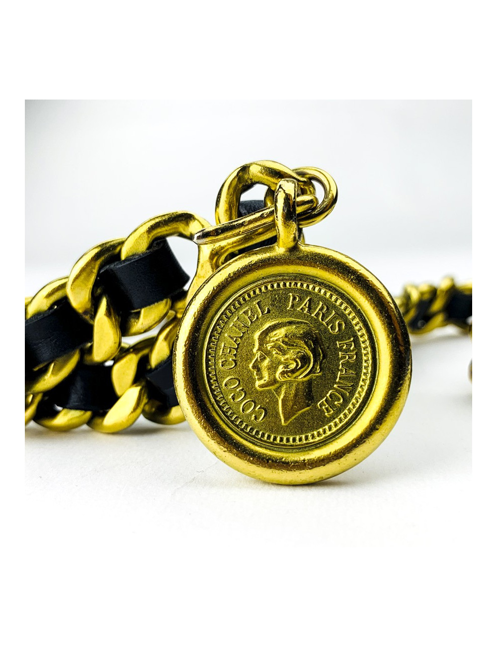 Ceinture CHANEL chaine dorée entrelacée de cuir noir