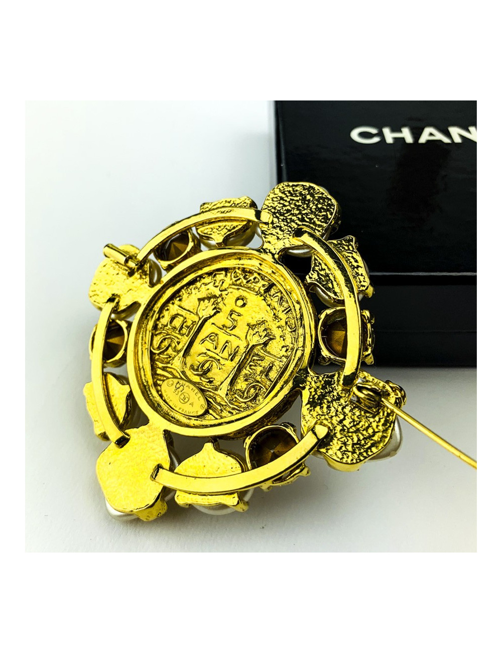 CHANEL Broche strass Swarovski et perles vintage