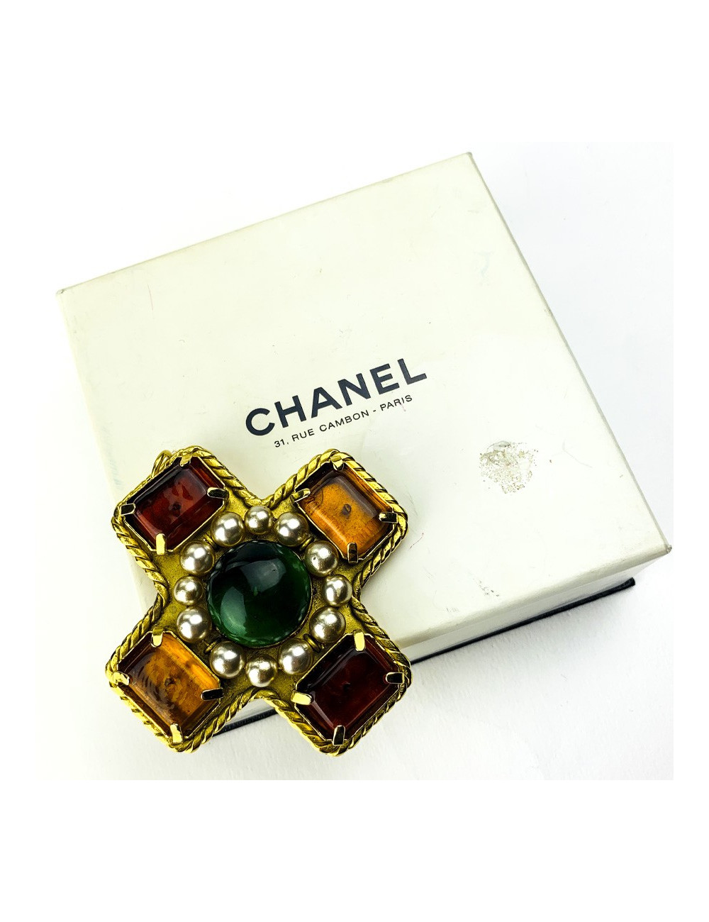 Broche CHANEL Couture en pâte de verre Vintage