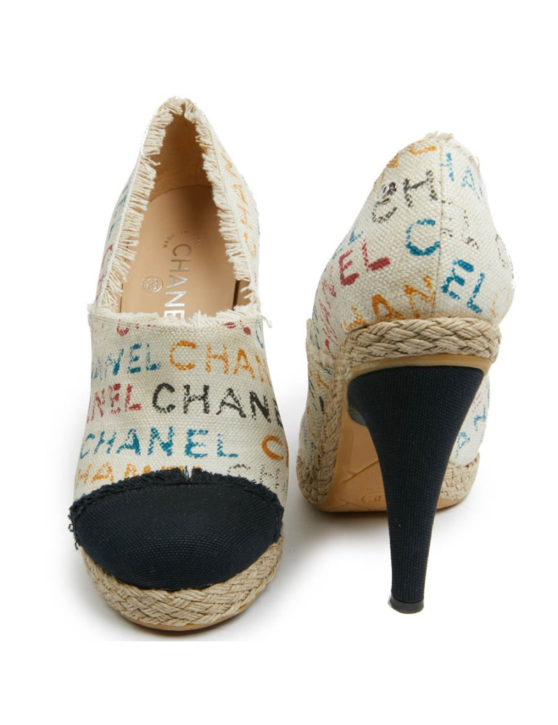 Escarpins CHANEL lin écru "C H A N E L"