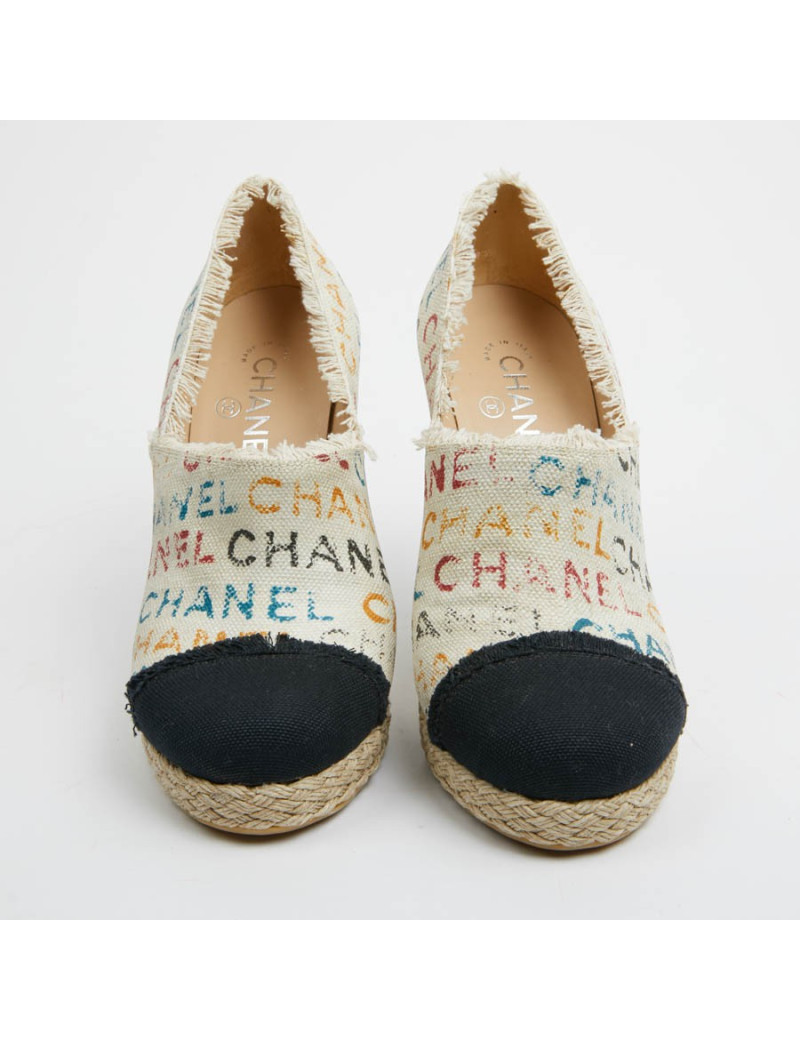 Escarpins CHANEL lin écru "C H A N E L"