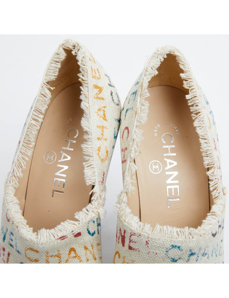 Escarpins CHANEL lin écru "C H A N E L"