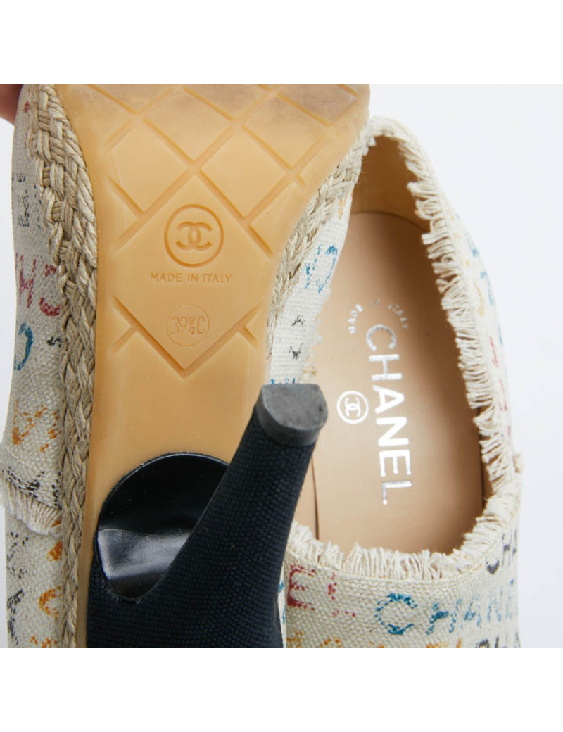 Escarpins CHANEL lin écru "C H A N E L"