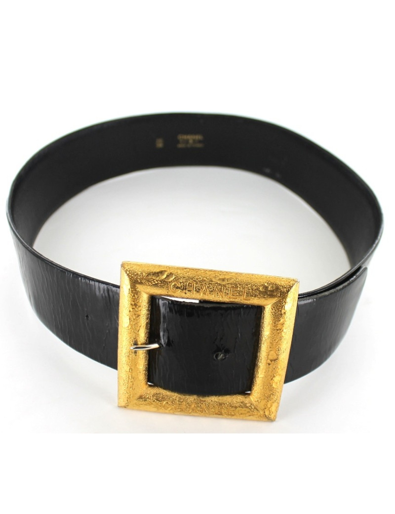 Ceinture CHANEL en cuir noir boucle carrée dorée