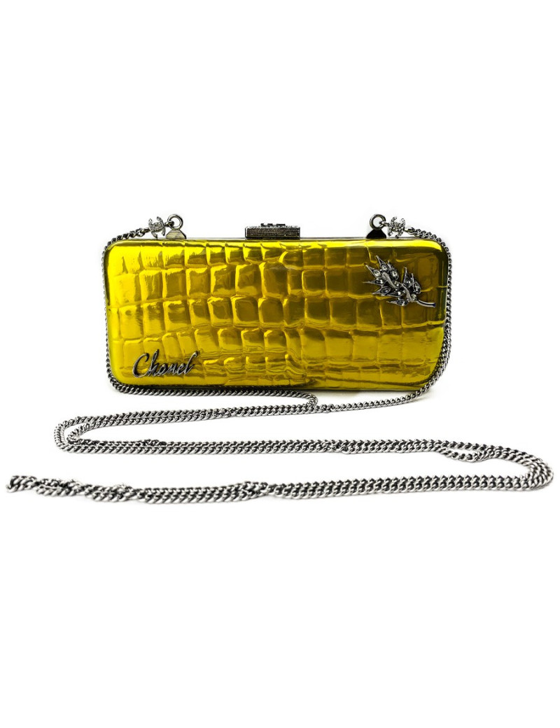 Minaudière CHANEL effet crocodile jaune