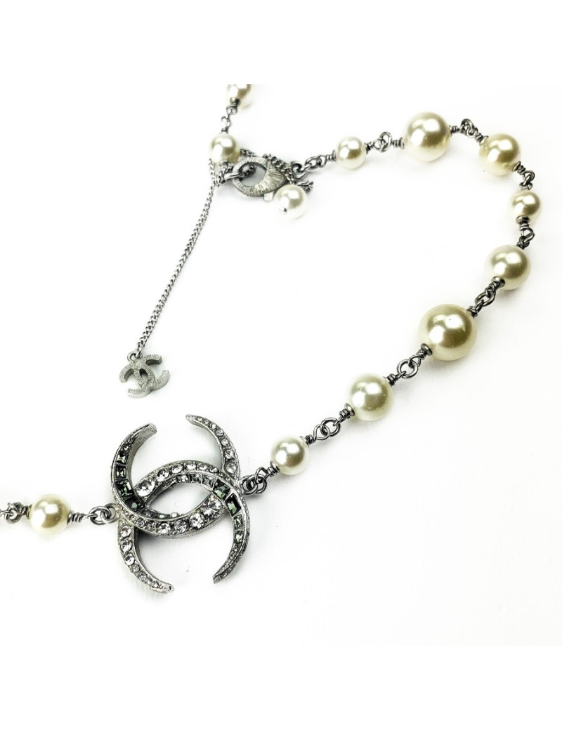 CHANEL sautoir perles nacrées et CC
