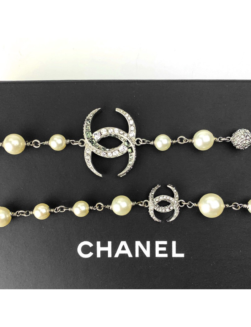 CHANEL sautoir perles nacrées et CC