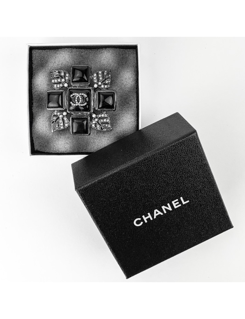 Broche CHANEL feuilles strass et perles