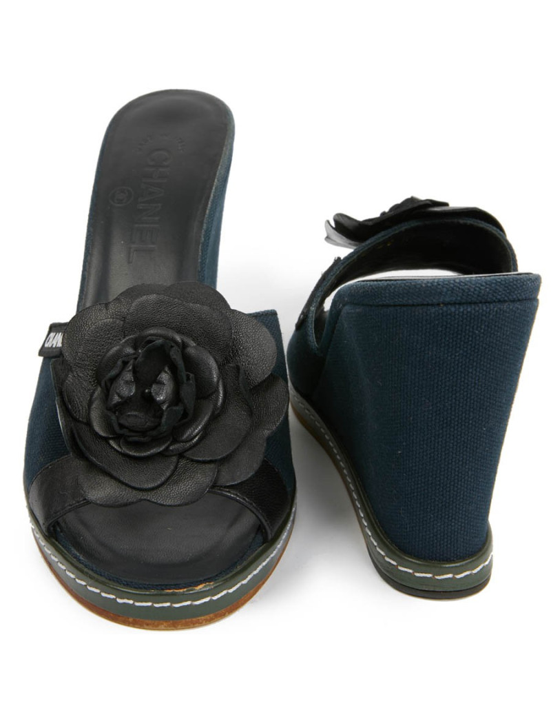 Sandales CHANEL T40 toile bleu et camelia noir 
