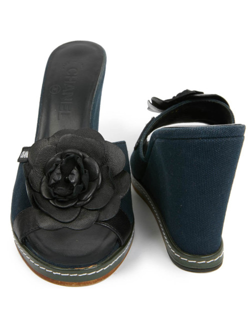 Sandales CHANEL T40 toile bleu et camelia noir 