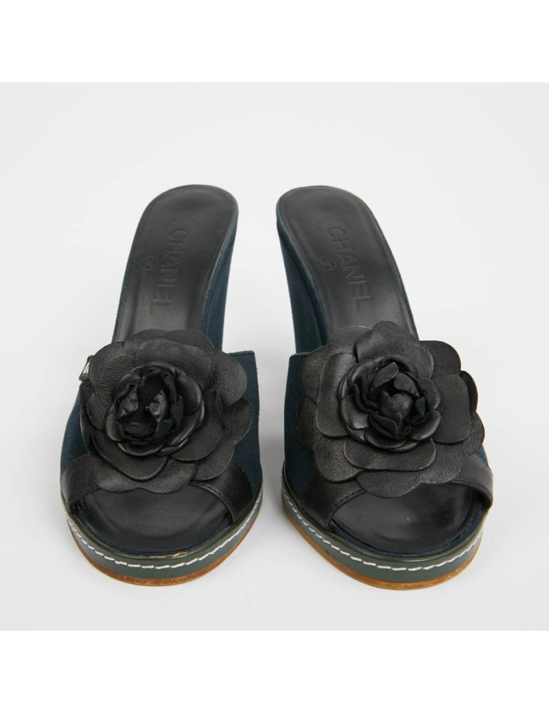 Sandales CHANEL T40 toile bleu et camelia noir 