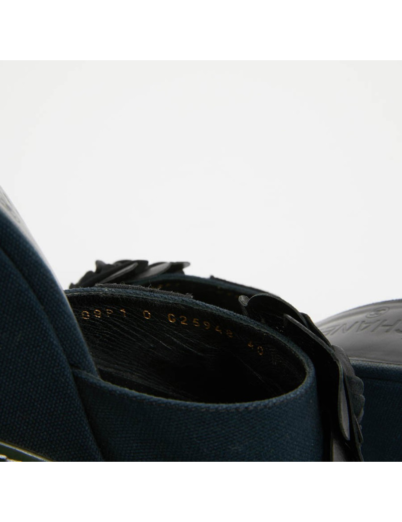 Sandales CHANEL T40 toile bleu et camelia noir 