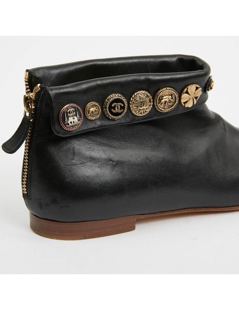 Boots CHANEL T 38,5 cuir et boutons CHANEL