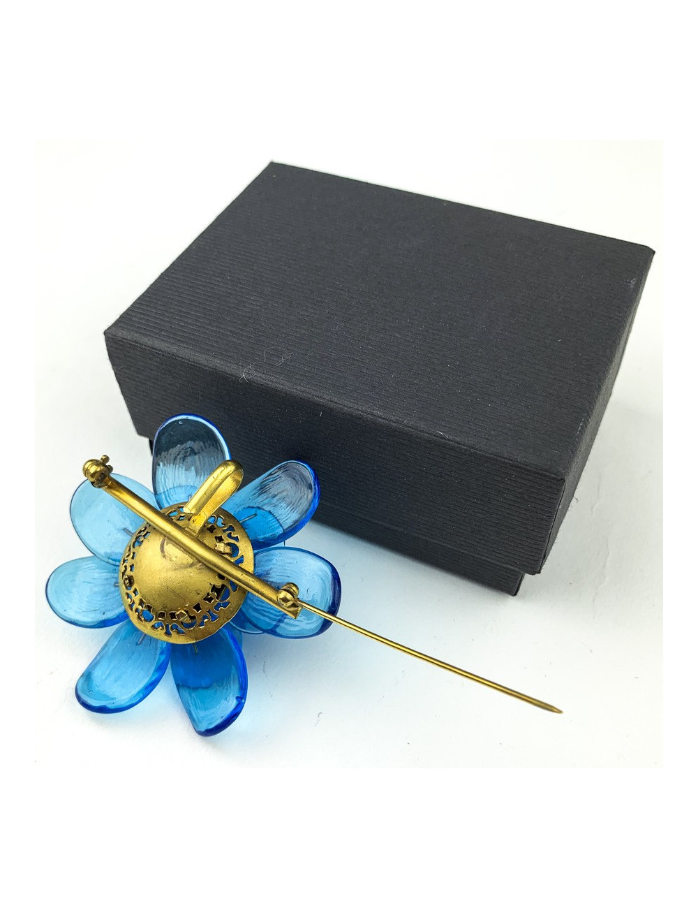 Broche MARGUERITE DE VALOIS camélia pâte de verre saphir clair