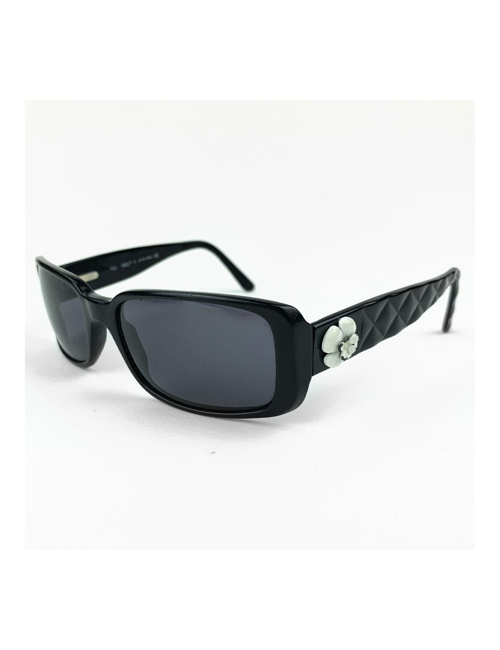 Solaires CHANEL noires branches matelassées et camélias blancs