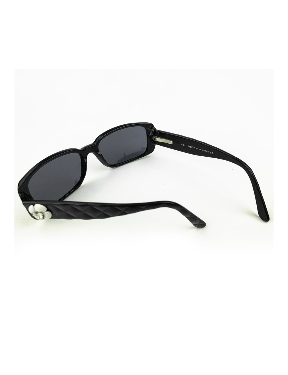 Solaires CHANEL noires branches matelassées et camélias blancs