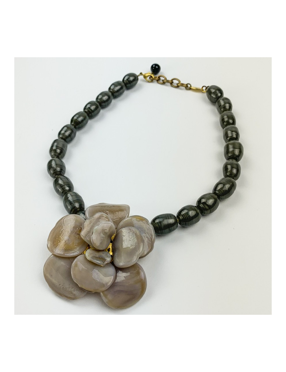 CHANEL Collier camélia beige perles vertes en pâte de verre