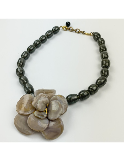 Collier CHANEL camélia beige perles vertes pâte de verre