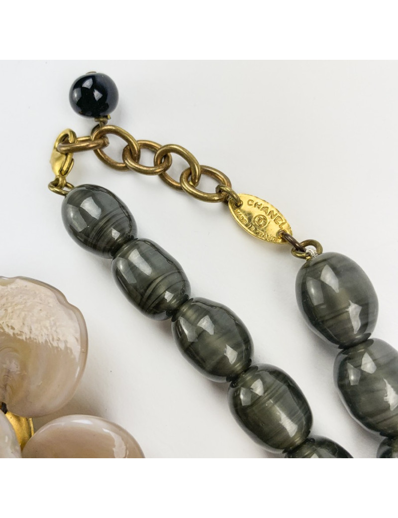 Collier CHANEL camélia beige perles vertes pâte de verre