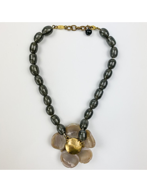 CHANEL Collier camélia beige perles vertes en pâte de verre