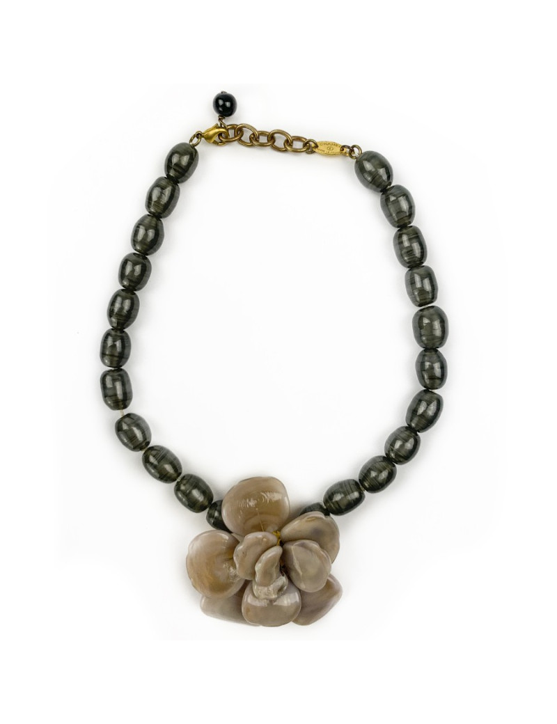 Collier CHANEL camélia beige perles vertes pâte de verre