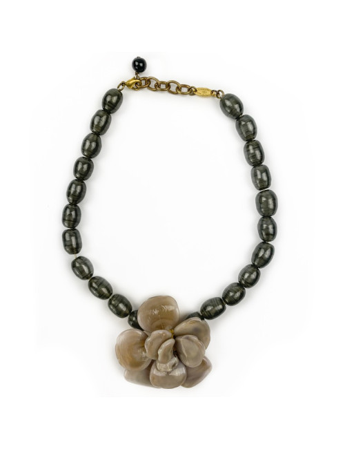 CHANEL Collier camélia beige perles vertes en pâte de verre