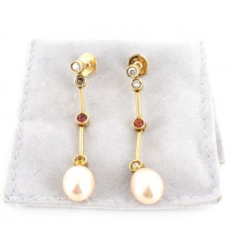 Boucles d'oreilles CHANEL joaillerie en or jaune et perles de nacre blanche