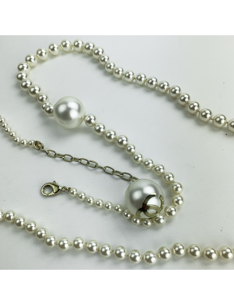 Sautoir CHANEL boules CC et perles nacrées
