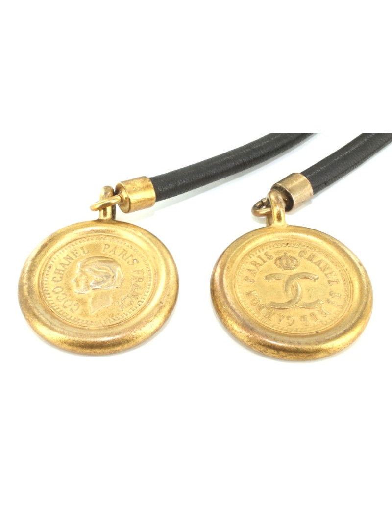 Ceinture sautoir CHANEL en cuir marron et pendentif médaillon doré