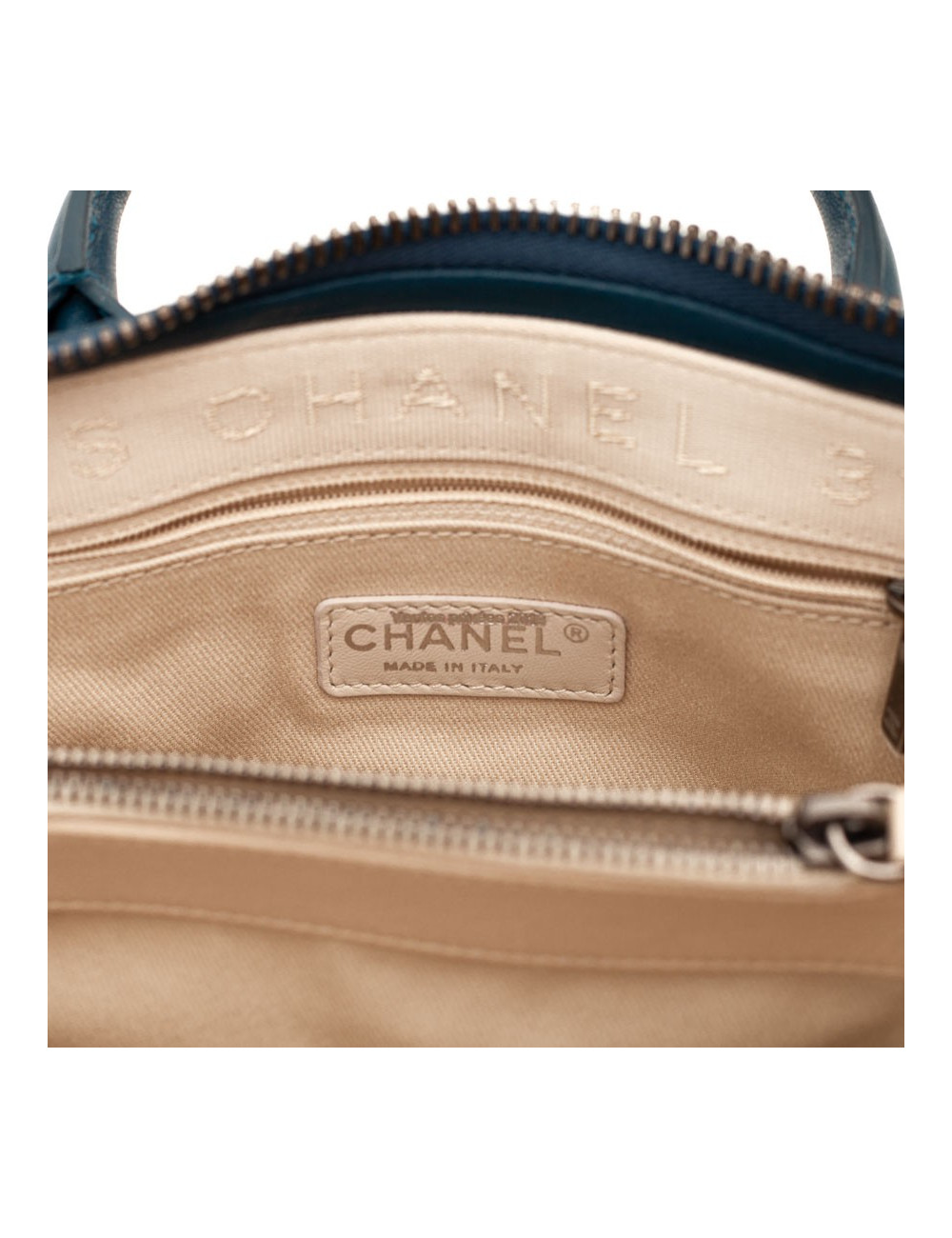 CHANEL bleu sac en cuir grainé