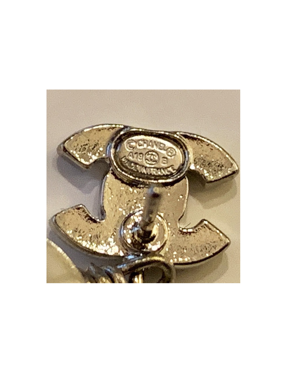 CHANEL clous CC pendants en strass et perle nacrée