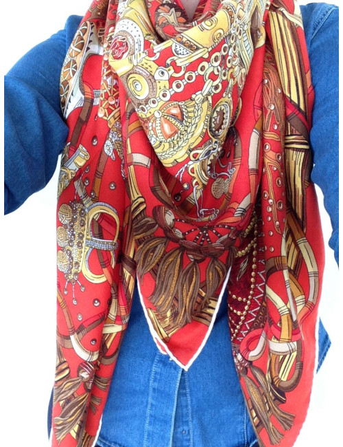 Étole "Au fil du carré" HERMÈS en cachemire et soie tonalités de rouge flamboyant