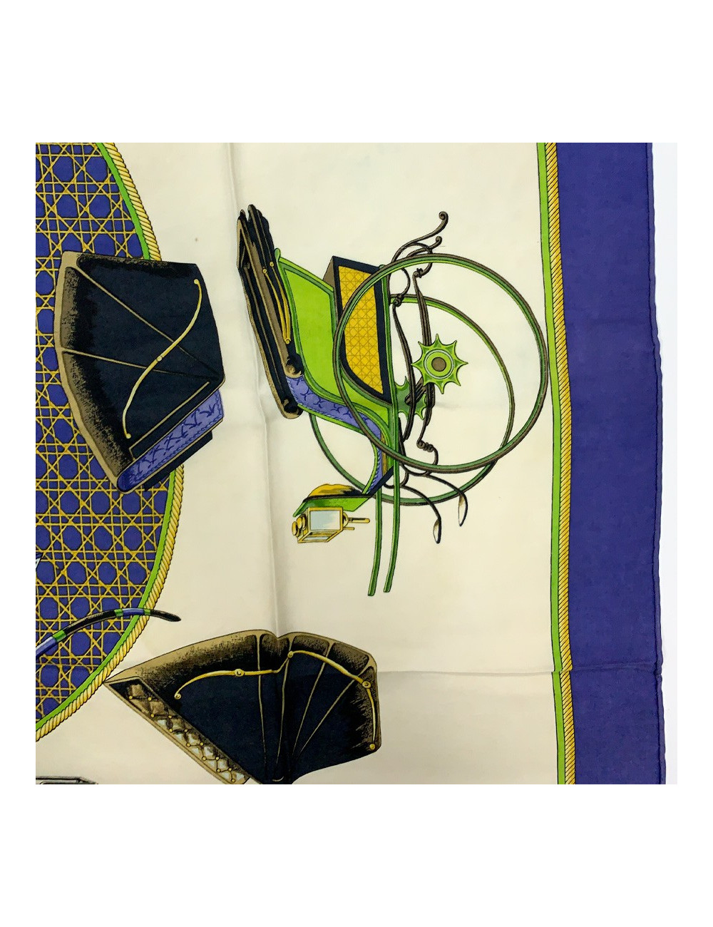 Carré HERMES "Voitures à transformation" soie 100 %