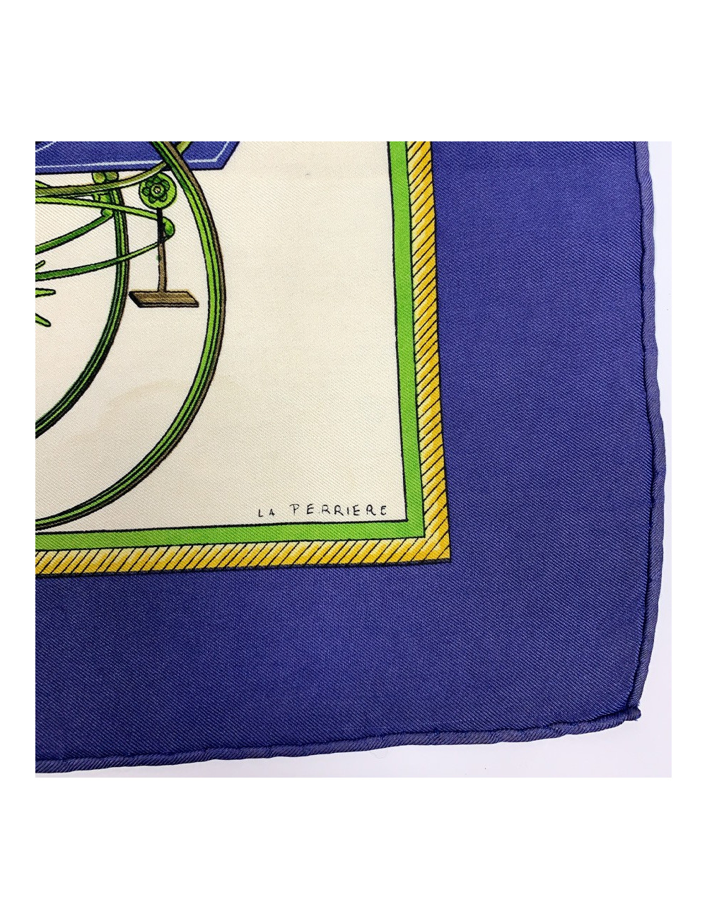 Carré HERMES "Voitures à transformation" soie 100 %