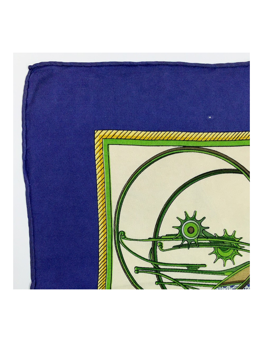 Carré HERMES "Voitures à transformation" soie 100 %