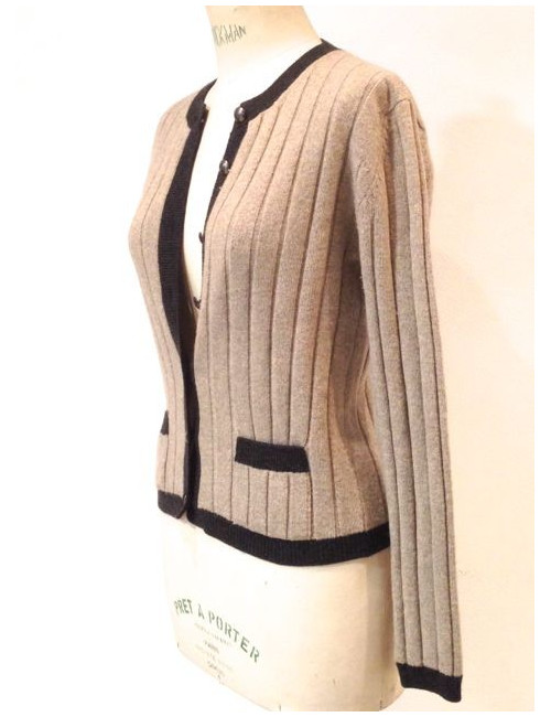 Gilet CHANEL en maille côtelée marron 