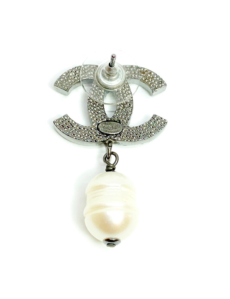 Boucles d'oreille CHANEL perles d'eau douce pendantes