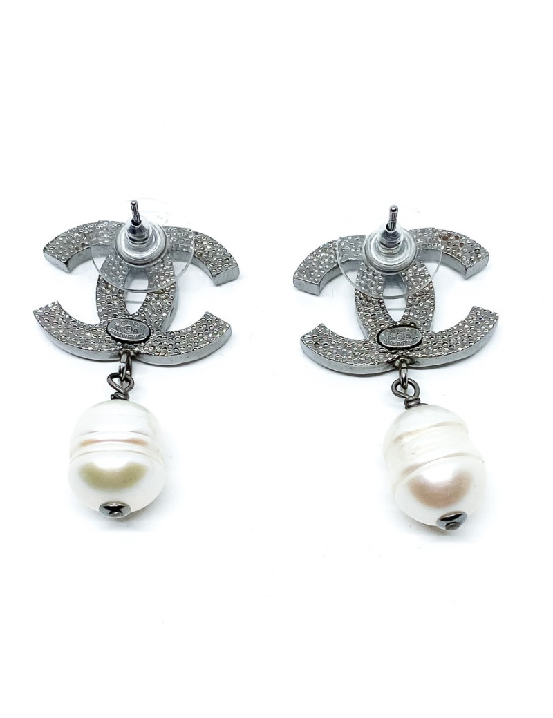 Boucles d'oreille CHANEL perles d'eau douce pendantes