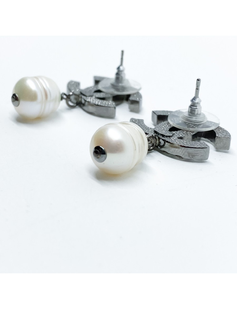 Boucles d'oreille CHANEL perles d'eau douce pendantes