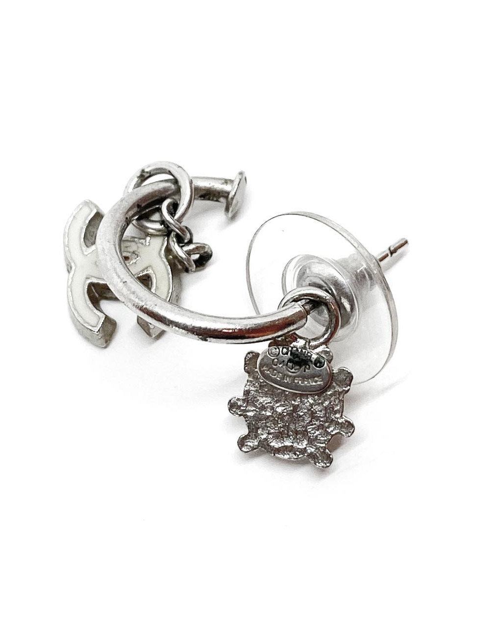 Boucles d'oreille clous CHANEL Coccinelle rouge et CC blanc