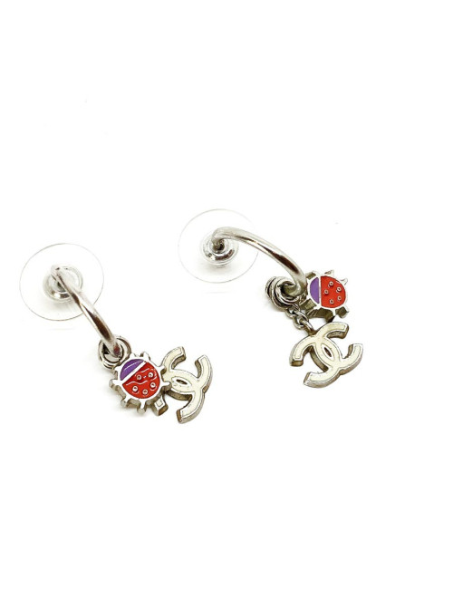 Boucles d'oreille clous CHANEL Coccinelle rouge et CC blanc